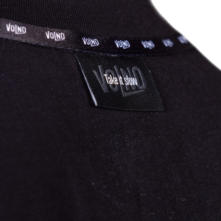 VOLNO HECTOR. Czarna koszulka oversize streetwear, szkielet z mechanicznym sercem w dłoniach