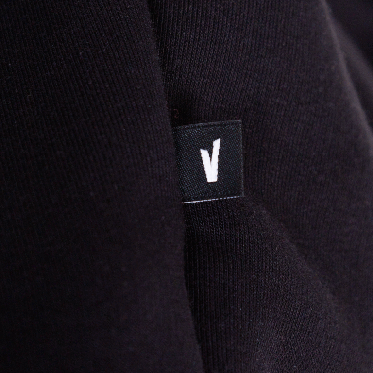 VOLNO HECTOR. Czarna koszulka oversize streetwear, szkielet z mechanicznym sercem w dłoniach