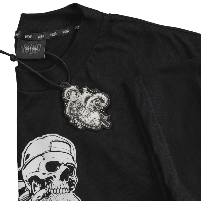 VOLNO HECTOR. Czarna koszulka oversize streetwear, szkielet z mechanicznym sercem w dłoniach