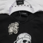 VOLNO HECTOR. Czarna koszulka oversize streetwear, szkielet z mechanicznym sercem w dłoniach