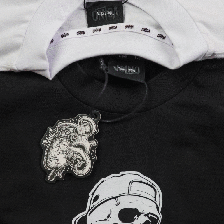 VOLNO HECTOR. Czarna koszulka oversize streetwear, szkielet z mechanicznym sercem w dłoniach