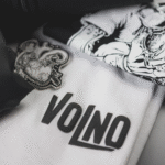 VOLNO BRAVE HEART. Biała koszulka oversize streetwear z mechanicznym sercem 6500 RPM