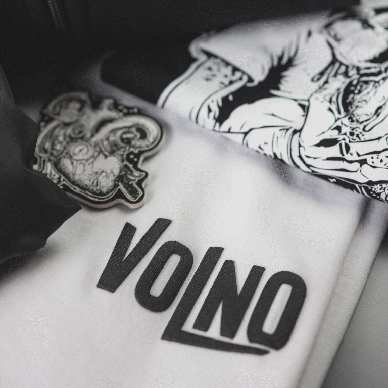 VOLNO BRAVE HEART. Biała koszulka oversize streetwear z mechanicznym sercem 6500 RPM