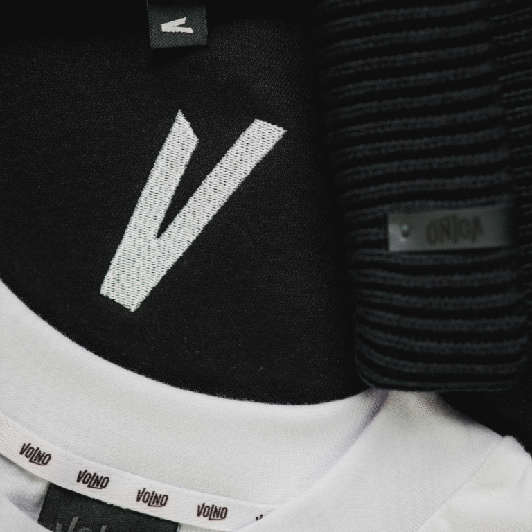 VOLNO LEON. Czarna czapka beanie. Streetwear turbo minimalist.