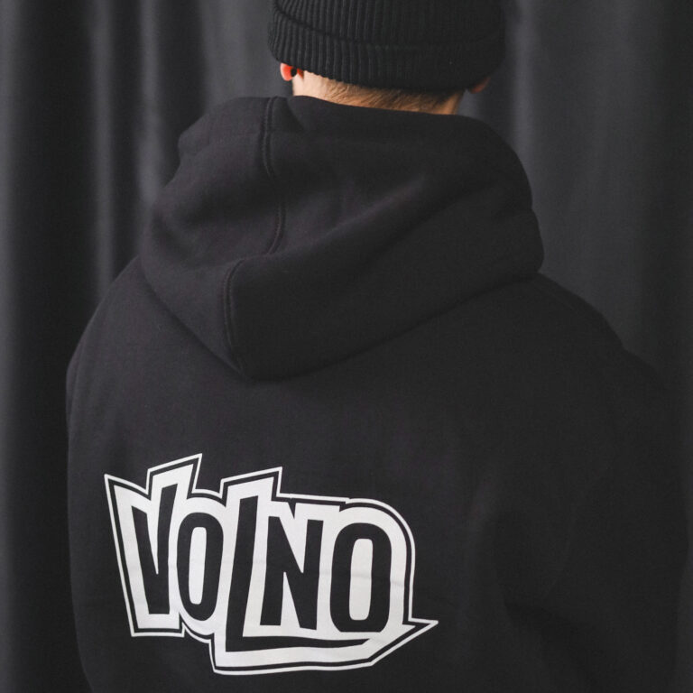 VOLNO ROBIN HOOD. Czarna bluza oversize. Streetwear w stylu pit lane.