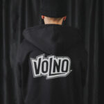 VOLNO LEON. Czarna czapka beanie. Streetwear turbo minimalist.