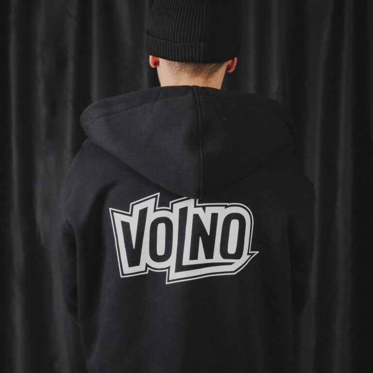 VOLNO LEON. Czarna czapka beanie. Streetwear turbo minimalist.