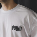 VOLNO BRAVE HEART. Biała koszulka oversize streetwear z mechanicznym sercem 6500 RPM