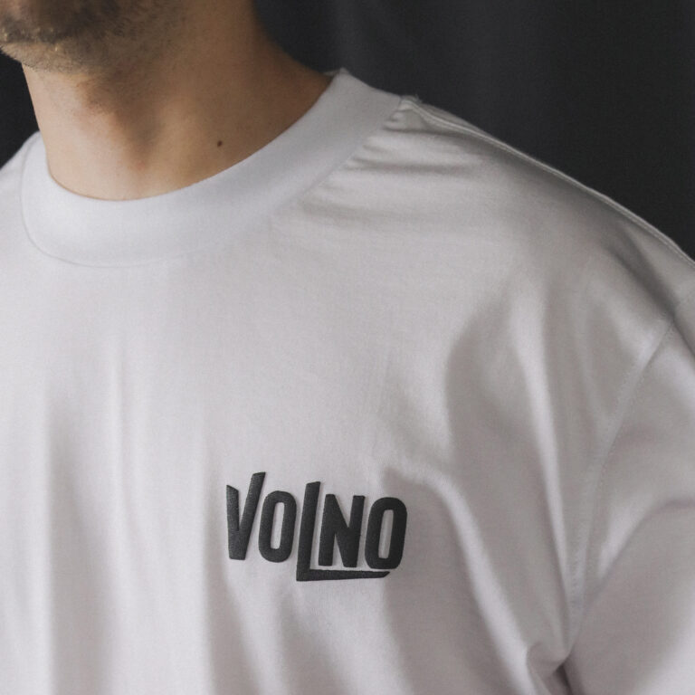 VOLNO BRAVE HEART. Biała koszulka oversize streetwear z mechanicznym sercem 6500 RPM