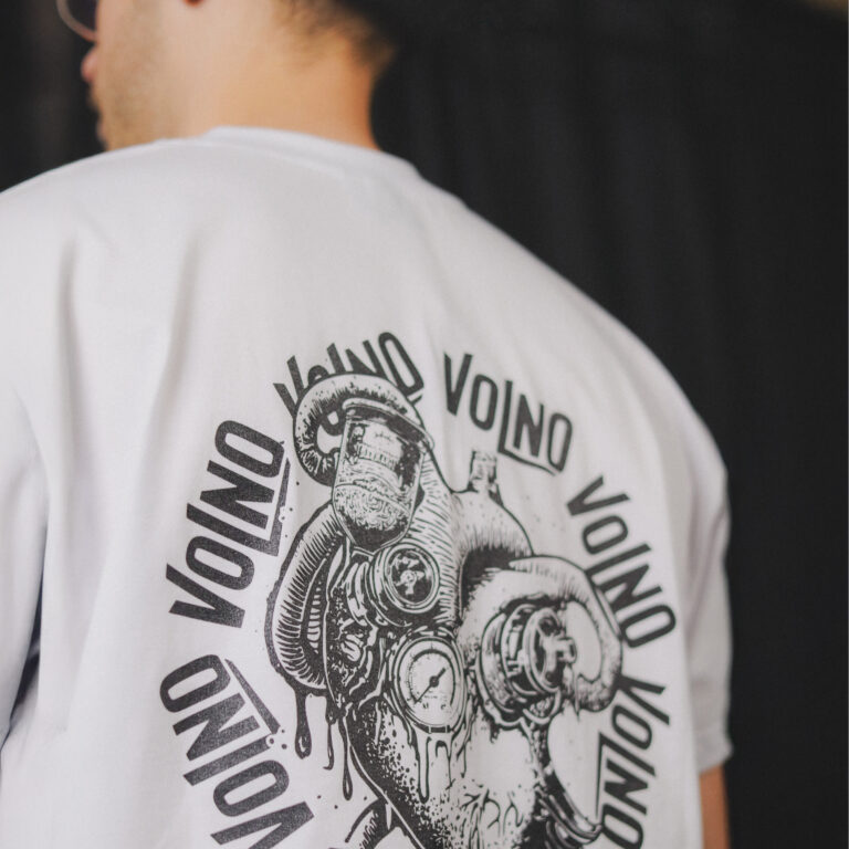 VOLNO BRAVE HEART. Biała koszulka oversize streetwear z mechanicznym sercem 6500 RPM