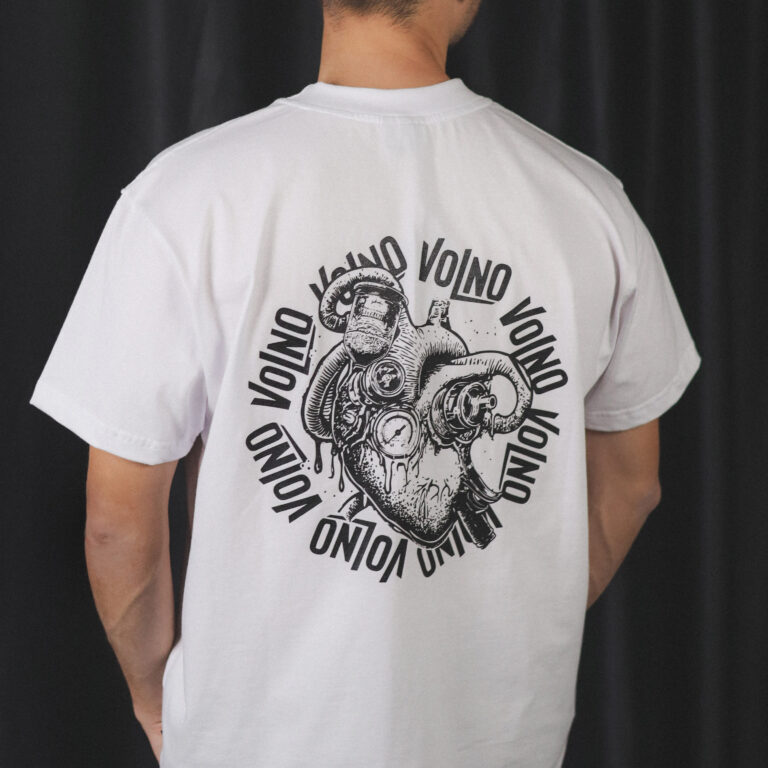 VOLNO BRAVE HEART. Biała koszulka oversize streetwear z mechanicznym sercem 6500 RPM