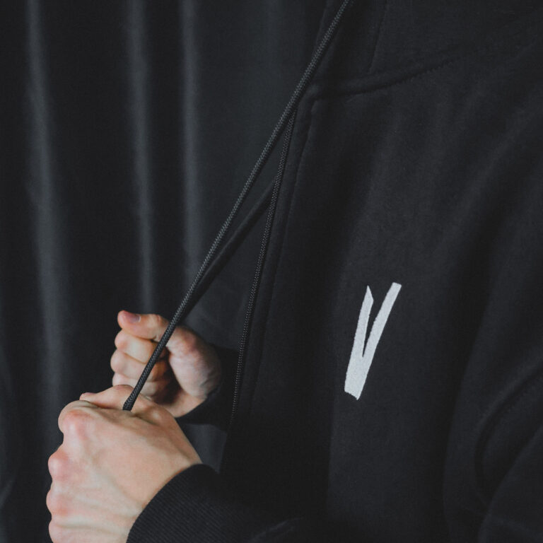 VOLNO ROBIN HOOD. Czarna bluza oversize. Streetwear w stylu pit lane.